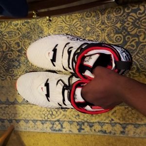 Lebron 17 'Graffiti White'